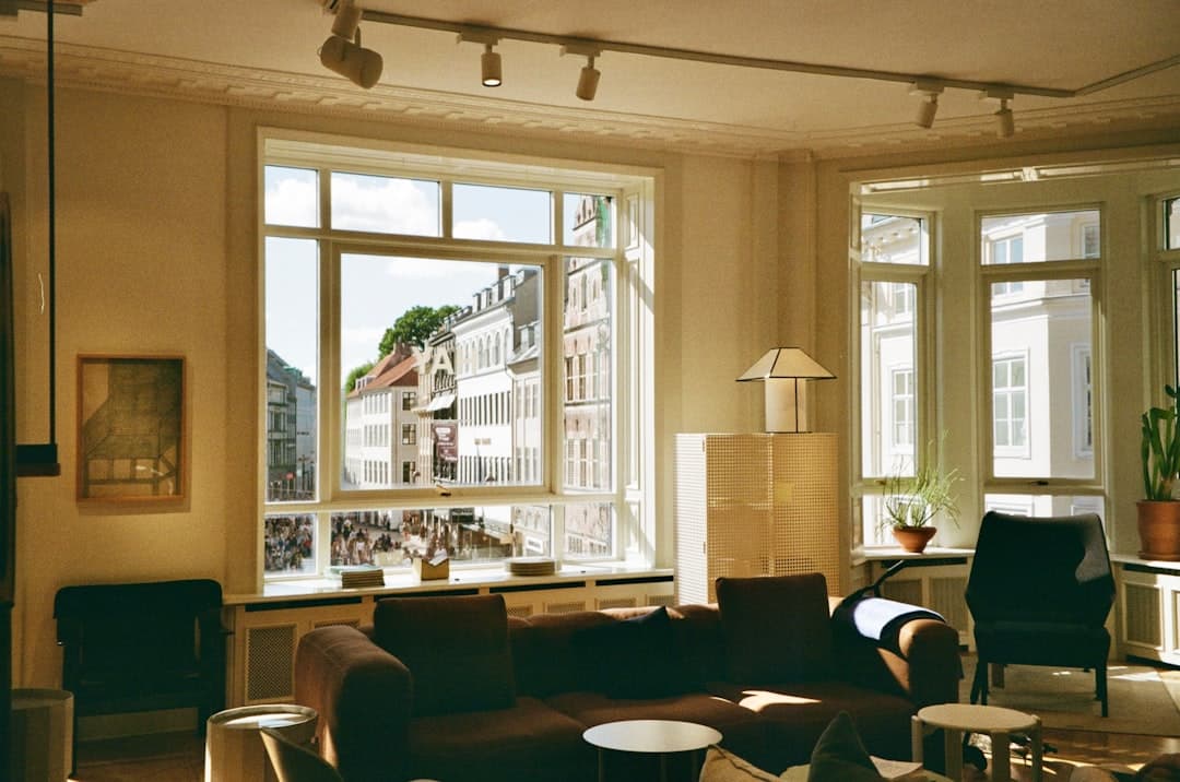 Ljus skandinavisk interiör med vita kasettfönster och utsikt över gata